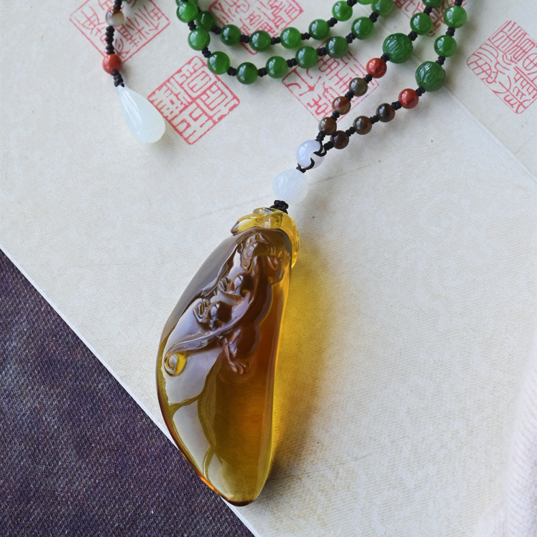 一斤钻戒 天然无优化琥珀吊坠搭配碧玉项链 净水金蓝料 透明度高