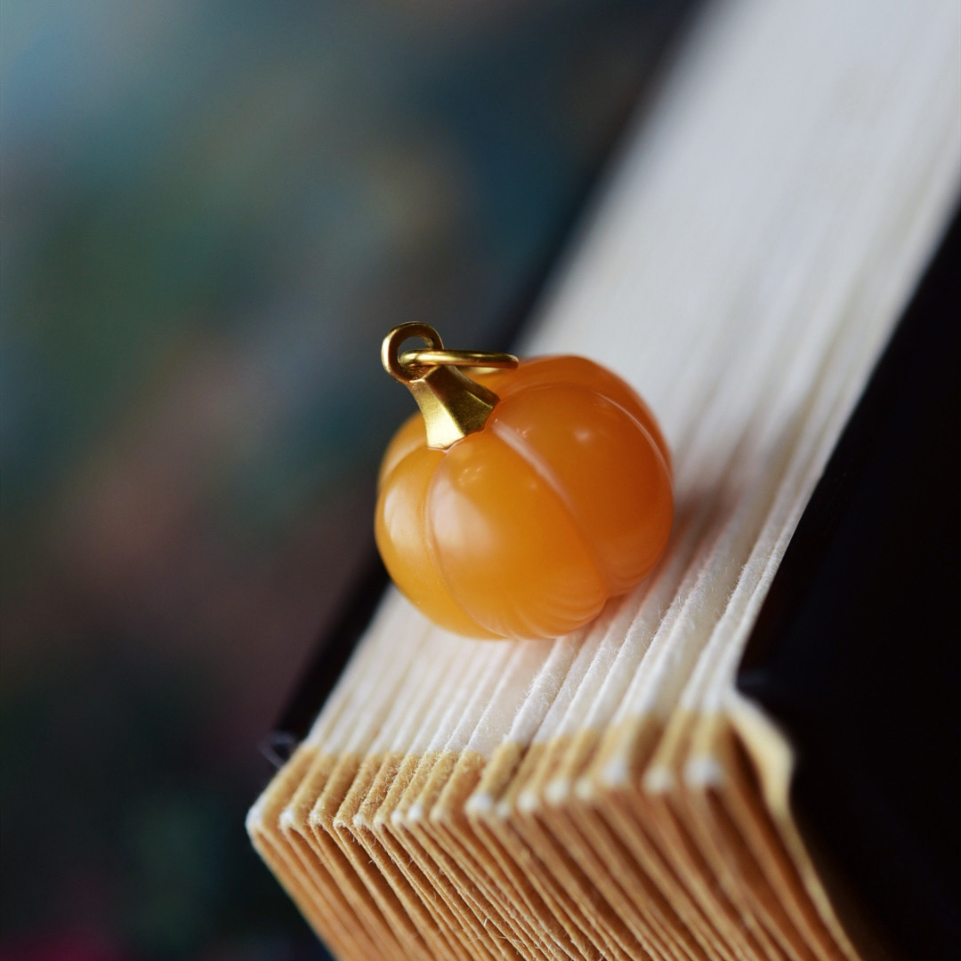 一斤钻戒 天然黄龙玉吊坠 纯手工雕刻小南瓜 18k金镶嵌色泽纯正