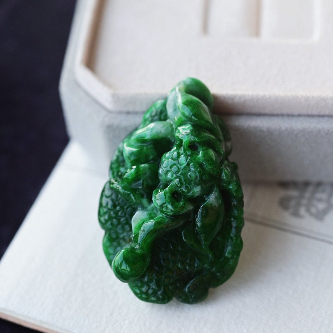 一斤钻戒 天然缅甸A货翡翠吊坠 辣色翡翠雕花坠 未打孔