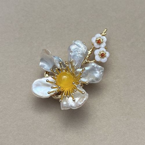 天然异形白色巴洛克珍珠胸针 天然贝壳梅花 天然黄玛瑙胸花 樱花