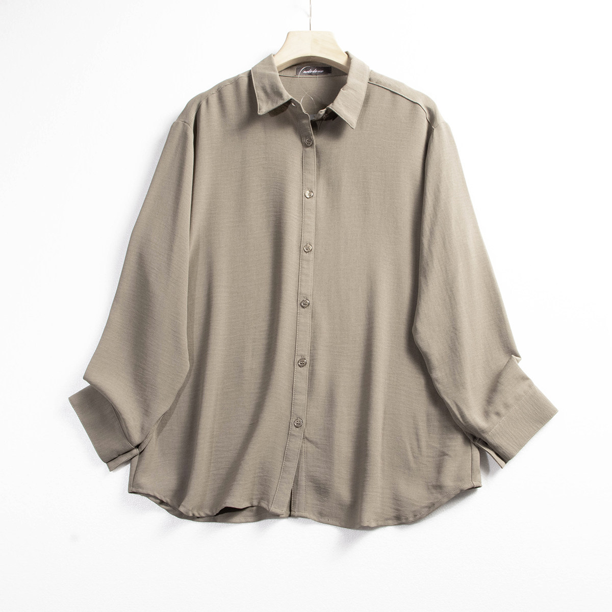 日单春秋新款简约休闲通勤松弛感翻领系扣长袖肌理感衬衫女32730