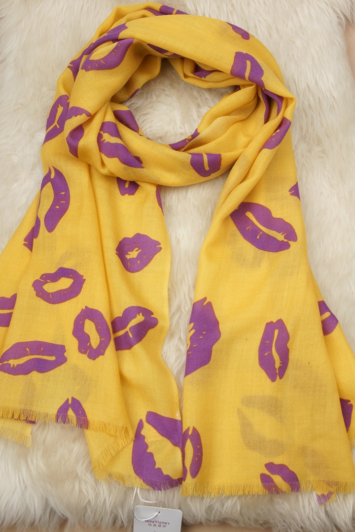 撞色秋冬季节精梳羊毛轻薄保暖印花马卡龙色系嘴唇女围巾披肩吻痕