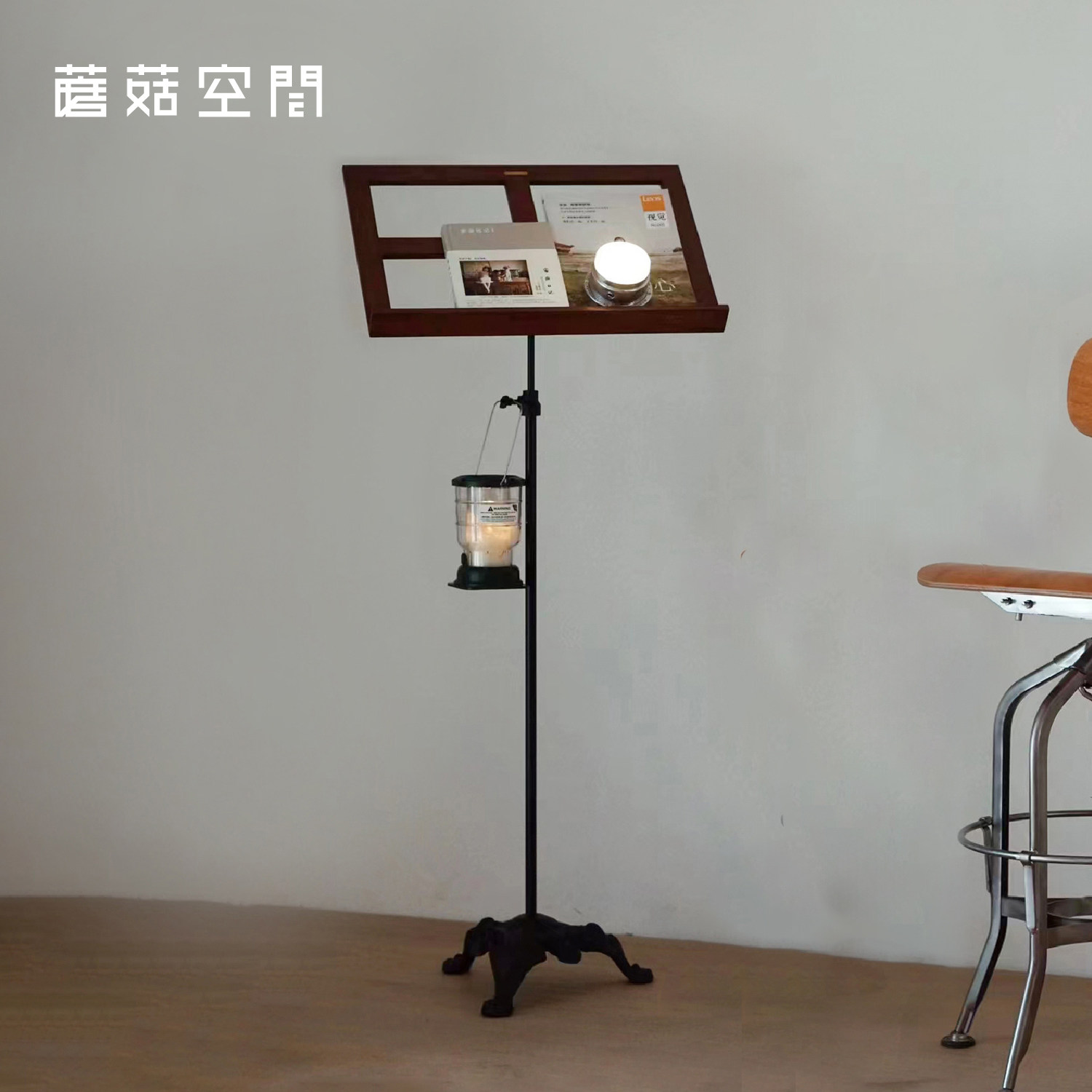 MOGO 工业风复古铁艺实木唱诗台展架 广告牌立式支架落地式装饰架