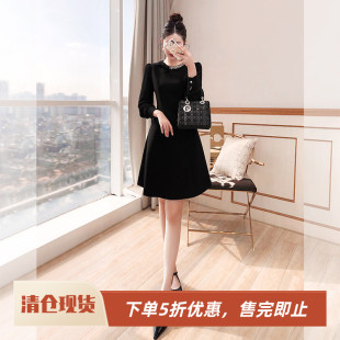 配大衣冬裙子女装2026新款中长款显瘦名媛黑色打底秋冬气质连衣裙