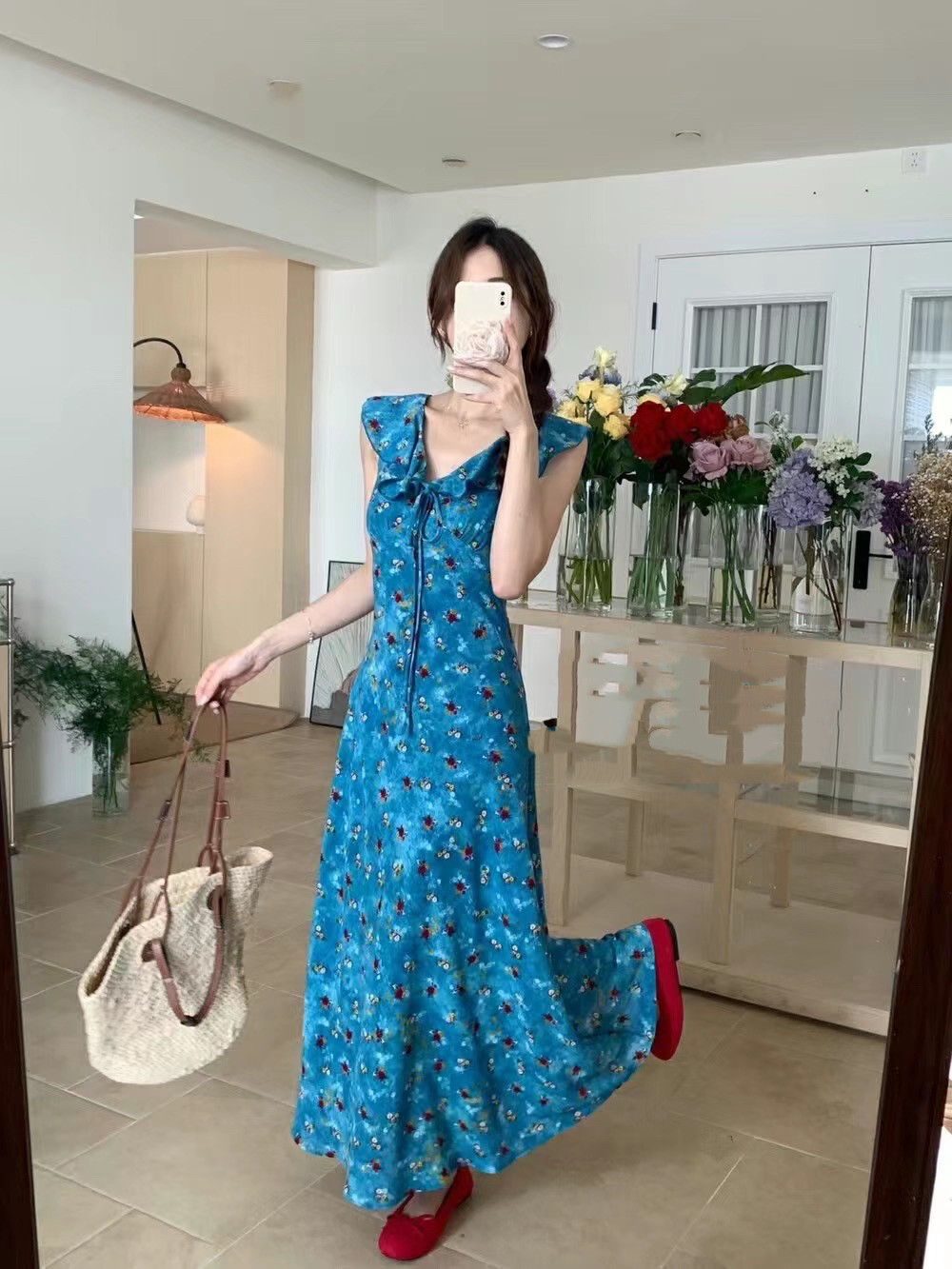 法式V领蓝色碎花连衣裙夏海边度假仙温柔风荷叶边显瘦气质连衣裙