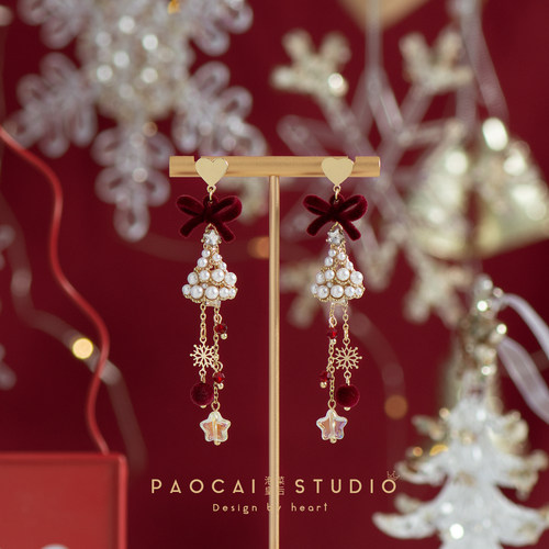 泡菜皇后甜美圣诞树下的礼物耳钉