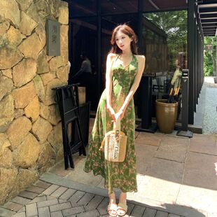 法式 甜辣v领收腰气质a字长裙 度假风复古绿色碎花挂脖连衣裙女夏季