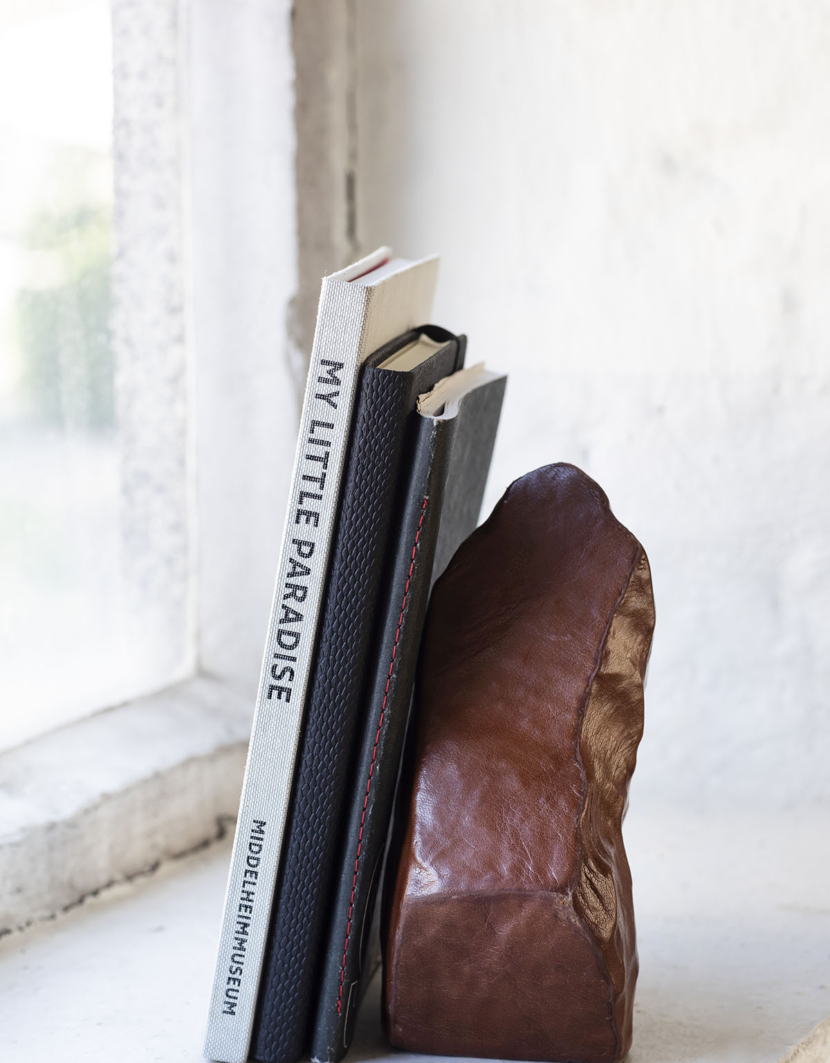 比利时Bea Mombaers SERAX宝石山下皮质书挡夹立暗黑艺术摆件AHA