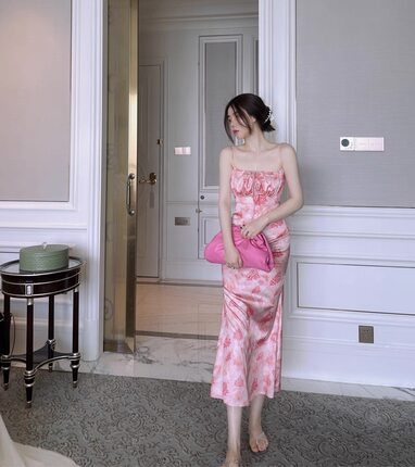 肌理感印花吊带连衣裙女夏修身显瘦包臀裙复古玫瑰长裙