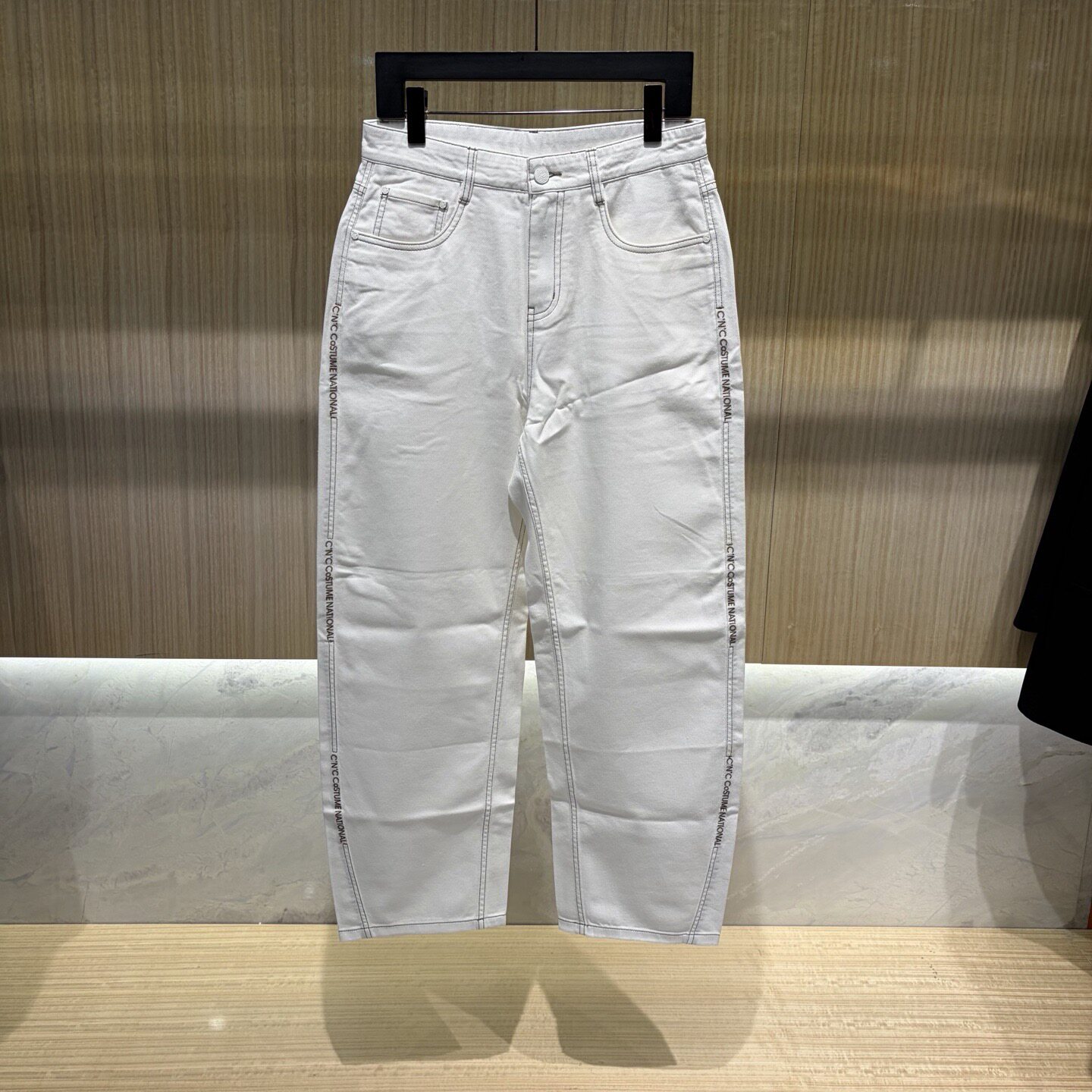 CNC男装 26春夏侧边后兜logo字母刺绣男士白色直筒牛仔裤 191063