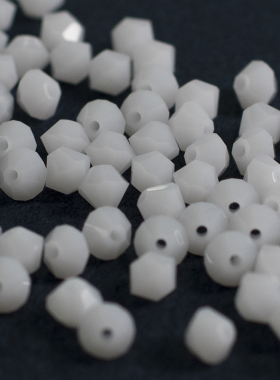 [Sale]DIY 手作 材料 人造水晶  瓷白 立体菱形 白色 4mm珠