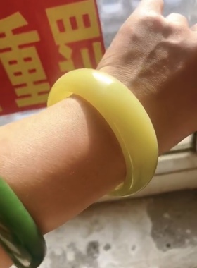 天然和田玉暴油黄手镯，非常少见。