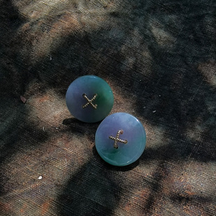 18K金镶嵌 翡翠A货春带彩耳饰 凡时素念 钮扣耳钉 把耳朵扣起来