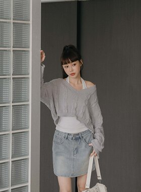 V领麻花短版针织毛衣浅灰