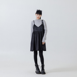 QUEENSHOP 2025秋冬新品女装光泽绒布V领细肩短连衣裙01087174