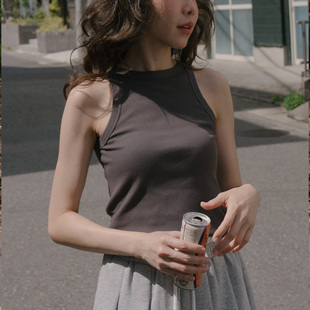 QUEENSHOP 2026春夏新品女装简约素面削肩合身背心01099570