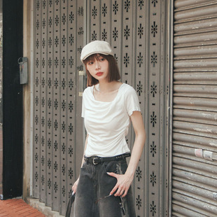 QUEENSHOP 2026春夏新品女装素面斜领不规则抓皱短袖上衣01099761