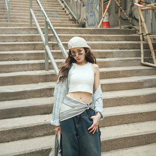 QUEENSHOP 2026春夏新品女装简约素色合身短版背心01099733