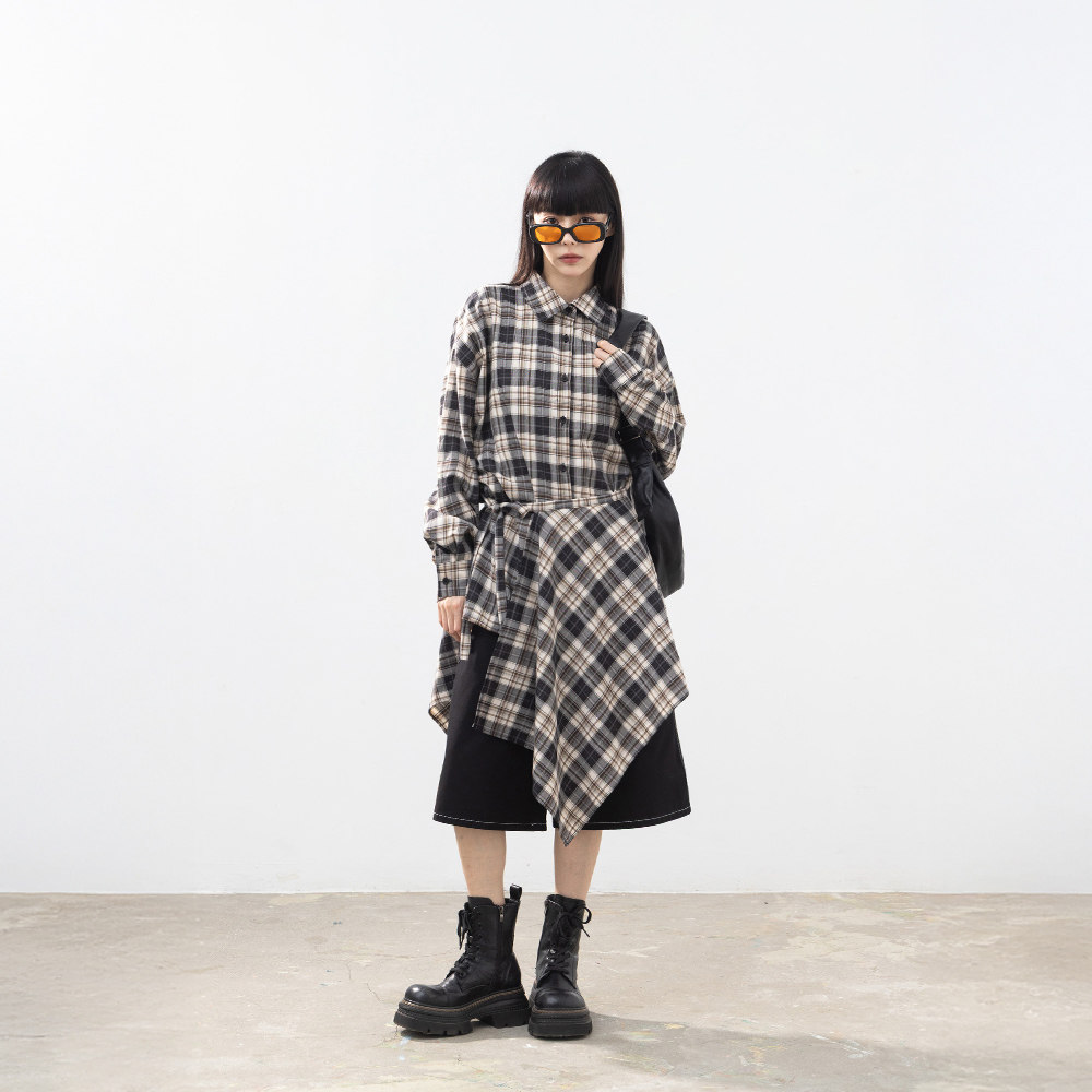 QUEENSHOP 2025秋冬新品女装复古格纹多穿法二件式衬杉01025640