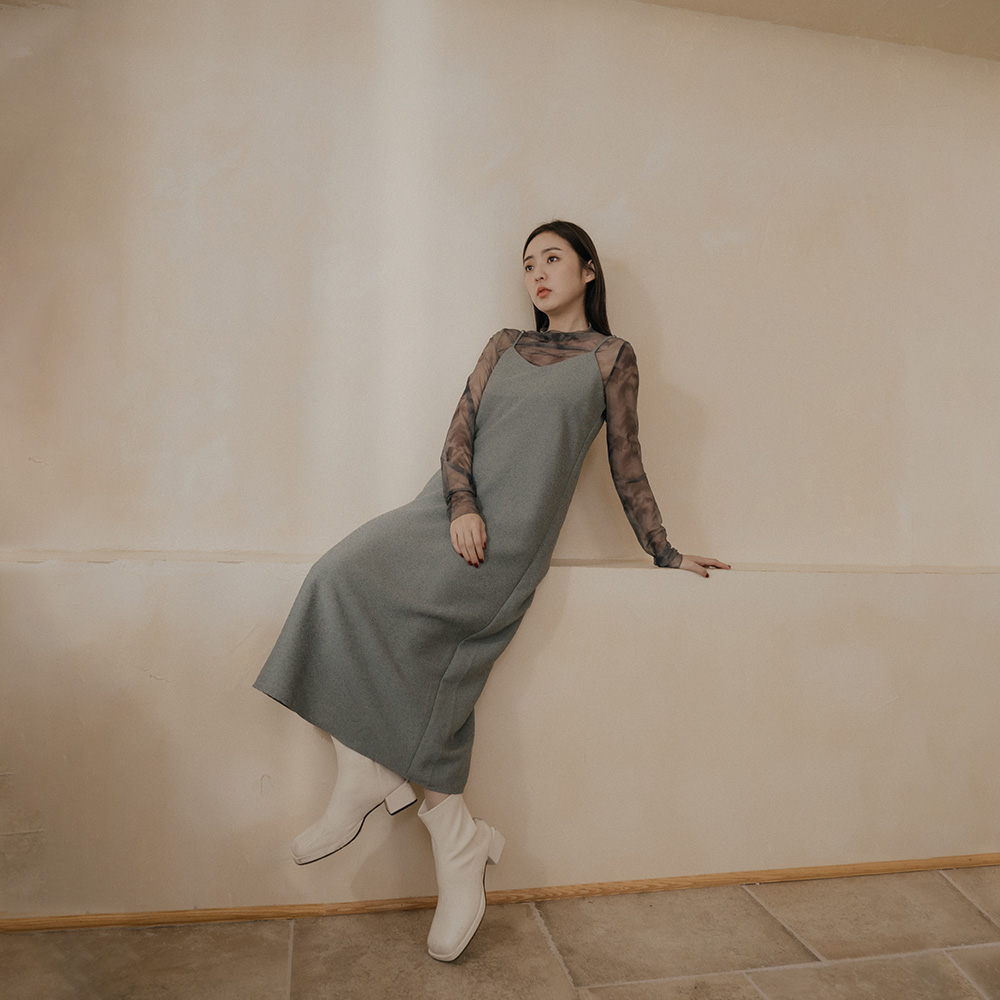 毛呢质感V领细肩连衣裙