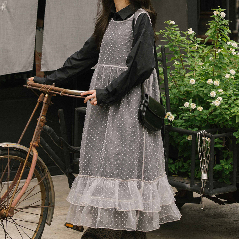 QUEENSHOP 2025秋冬新品女装立体点点蛋糕下摆透肤罩衫