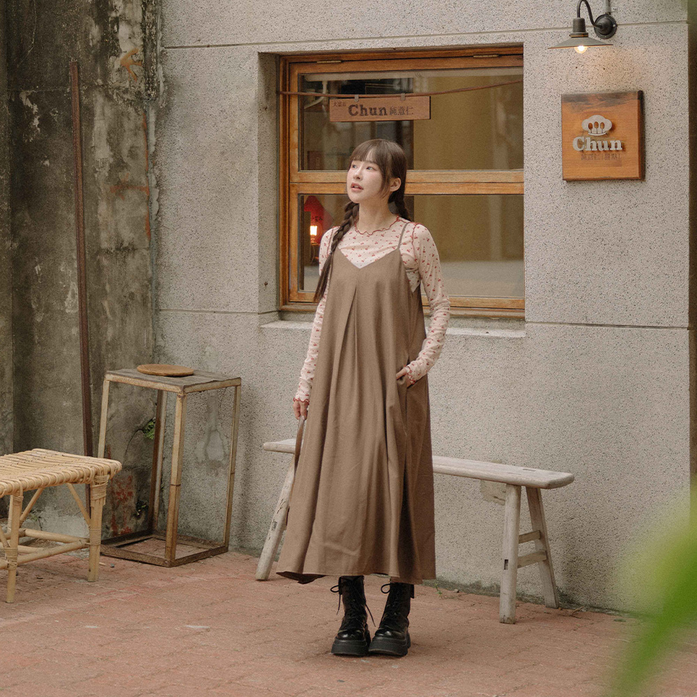 质感V领打褶设计细肩连衣裙