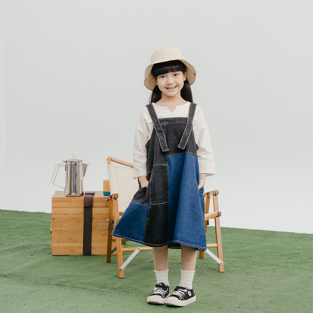 QUEENSHOP2024秋冬户外童装亲子系列牛仔拼接吊带连衣裙01086780