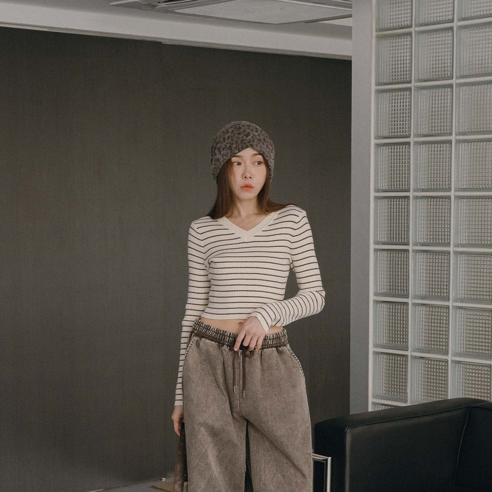 QUEENSHOP 2026秋冬新品女装条纹V领合身针织长袖上衣01013572