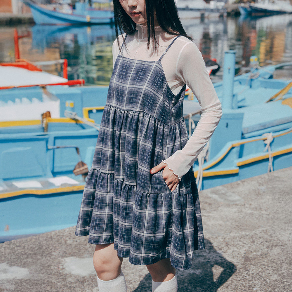 QUEENSHOP 2026秋冬新品女装格纹后绑带蛋糕短连衣裙深蓝01087342