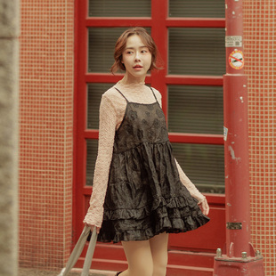 QUEENSHOP 2026春夏新品女装立体摆荷叶透肤罩衫背心-黑01099506