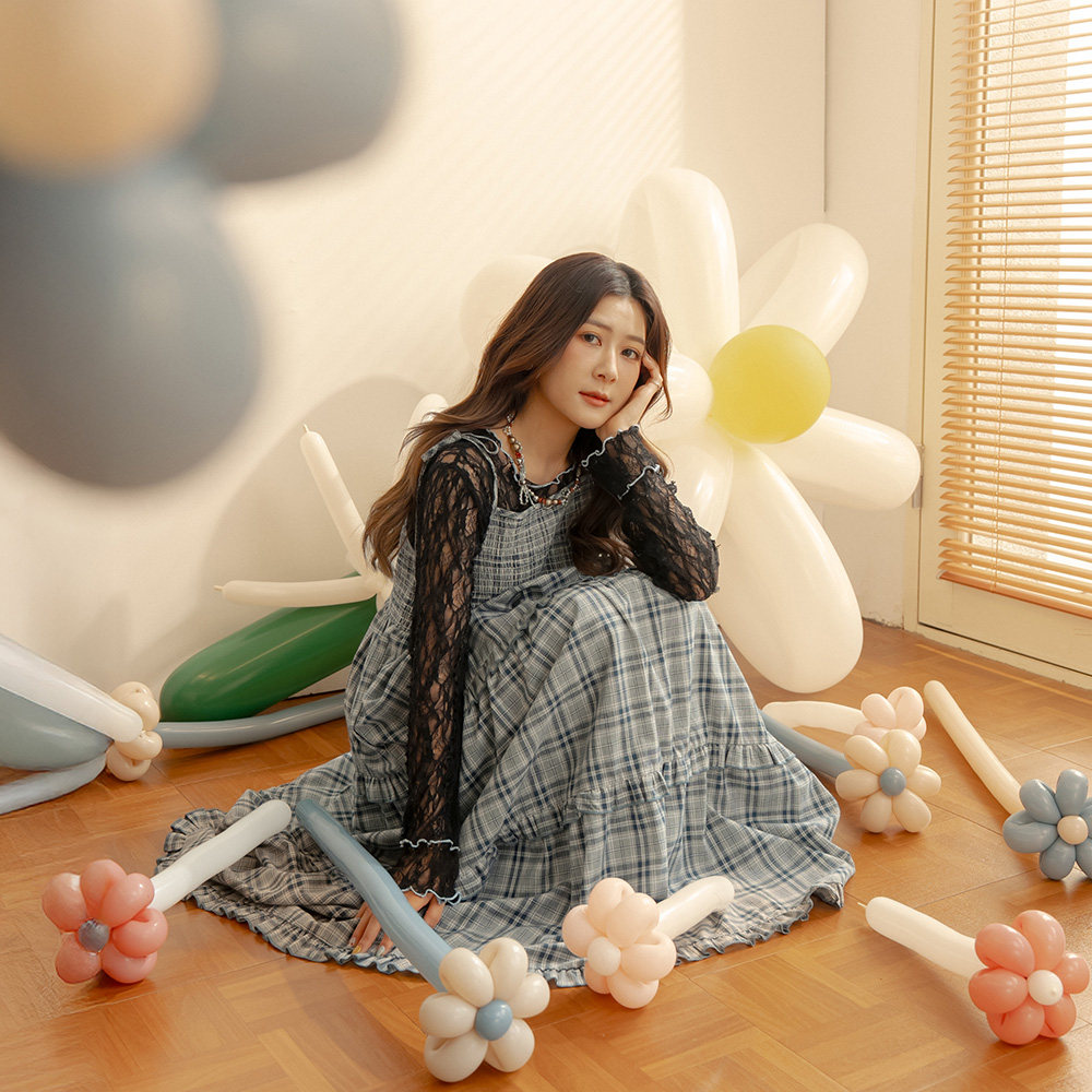 QUEENSHOP2025秋冬姵萱联名格纹荷叶细肩绑带长连衣裙-蓝01087185