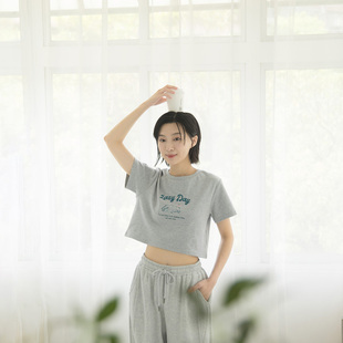 英文字貓咪圖刺繡短版 QUEENSHOP 2025春夏新品 女裝 上衣01099097