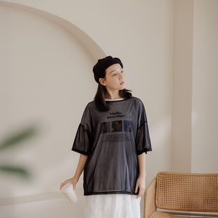 側(cè)開(kāi)岔透膚網(wǎng)紗落肩寬版 QUEENSHOP 2025春夏新品 女裝 上衣01098806
