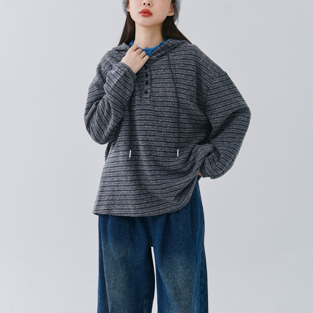 QUEENSHOP 2025秋冬新品女装条纹排扣造型宽版连帽上衣