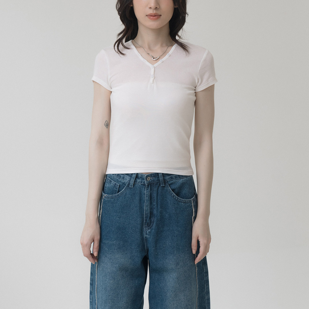 QUEENSHOP 2026春夏女装蕾蒂简约V领排扣合身短版上衣-白01099727