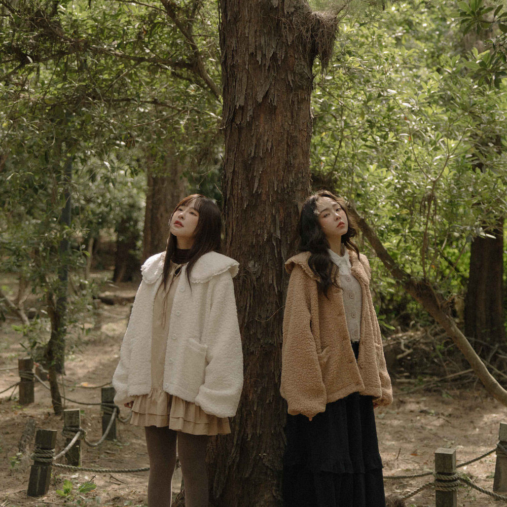 娃娃领片设计仿羊羔毛外套