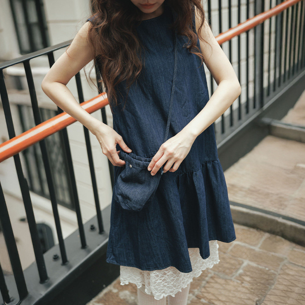 QUEENSHOP 2026春夏新品女装单宁剪接背心短连衣裙附小包01087331
