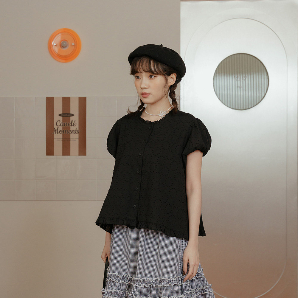 QUEENSHOP 2026春夏新品女装荷叶花边澎袖造型上衣01