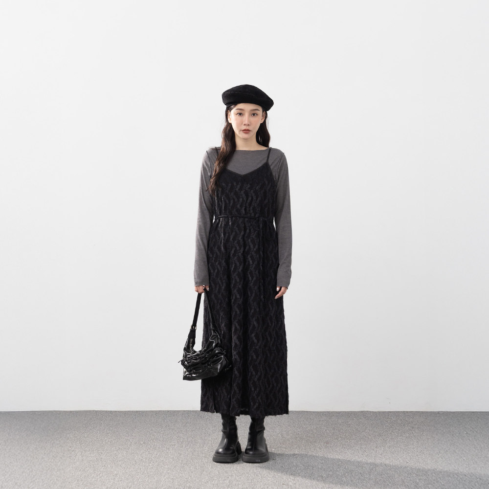 QUEENSHOP 2025秋冬新品女装缇花毛绒细肩长连衣裙附绑