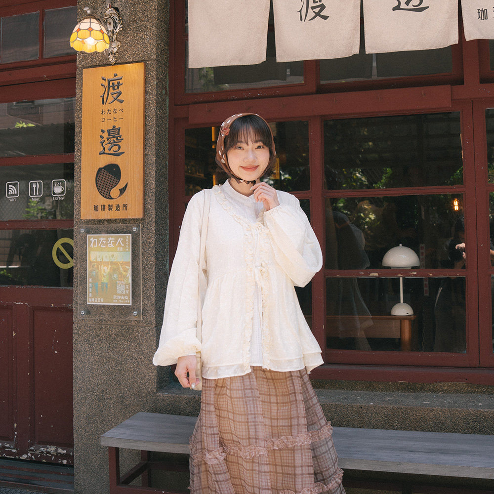 QUEENSHOP 2026秋冬新品满版小花荷叶领澎袖绑带罩衫-杏01099988