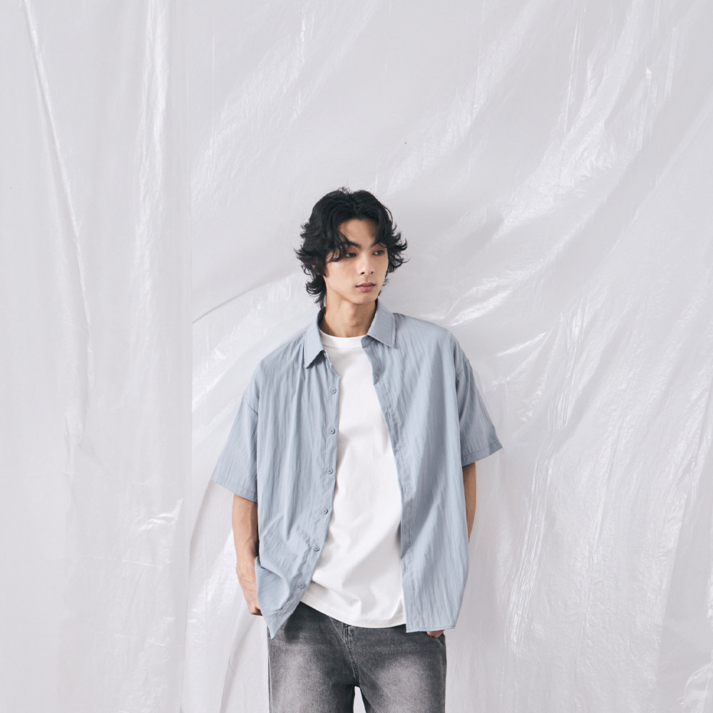 QUEENSHOP 2025春夏新品男装基本素面刷刷短袖衬衫01