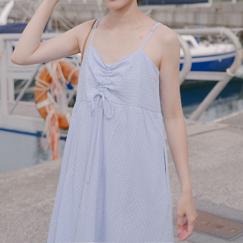 QUEENSHOP 2026春夏新品女装前胸抽皱格纹细肩连衣裙-蓝01087273