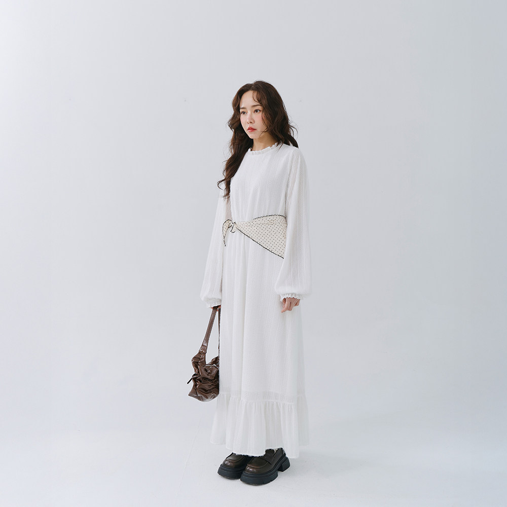 QUEENSHOP 2025秋冬新品女装立领荷叶羽毛缇花设计连衣