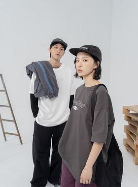 QUEENSHOP 2025男女装户外情侣Machine反光烫印造型上衣01190229