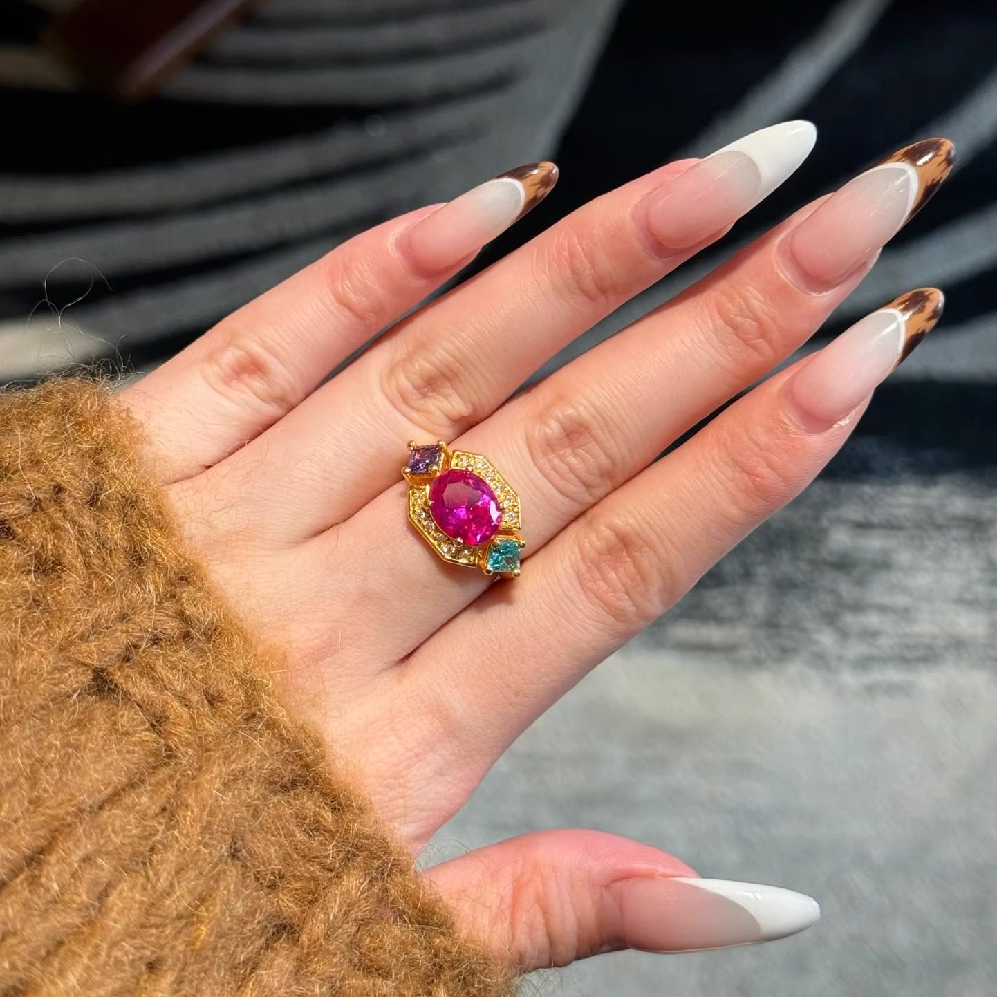 深圳黄金女戒指足金999女士气场戒指粉色蓝色带证书礼盒支持复检