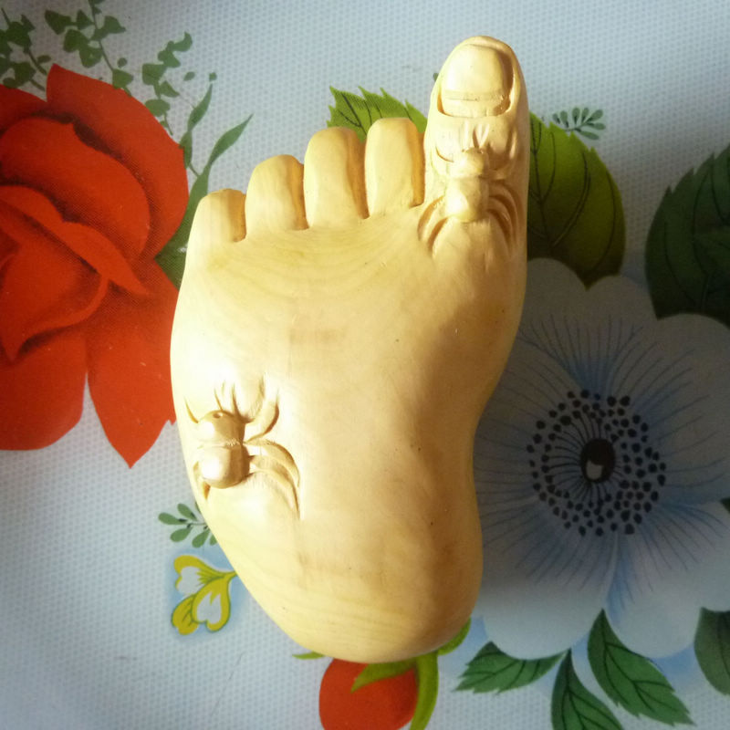 4寸原色黄杨木雕手把件:左足 蜘蛛 知足常乐（有瑕疵）