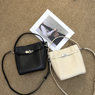 2025新款泡泡纹真皮水桶包女时尚百搭手提斜跨包高级感女包简约包