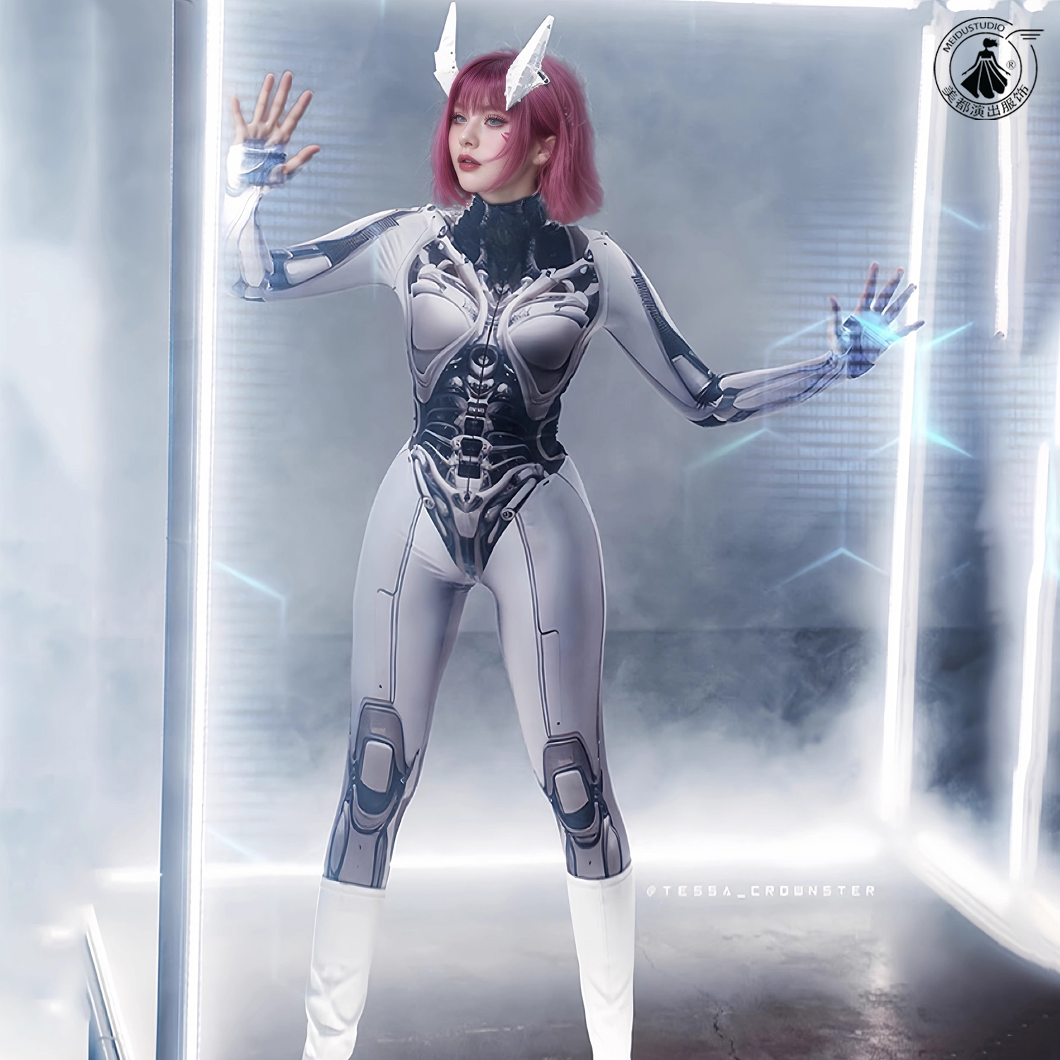 赛博科技感AI机器人女未来战士服