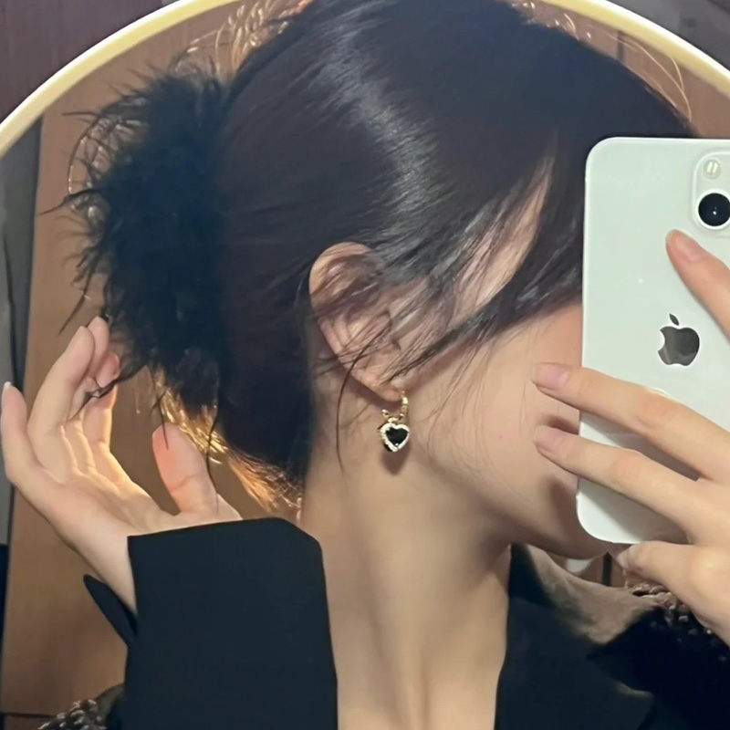 黑色毛绒抓夹女小众设计鲨鱼夹女