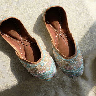 齐蓝 I 可爱钉珠风公主风白底蓝绿色印度手工鞋
